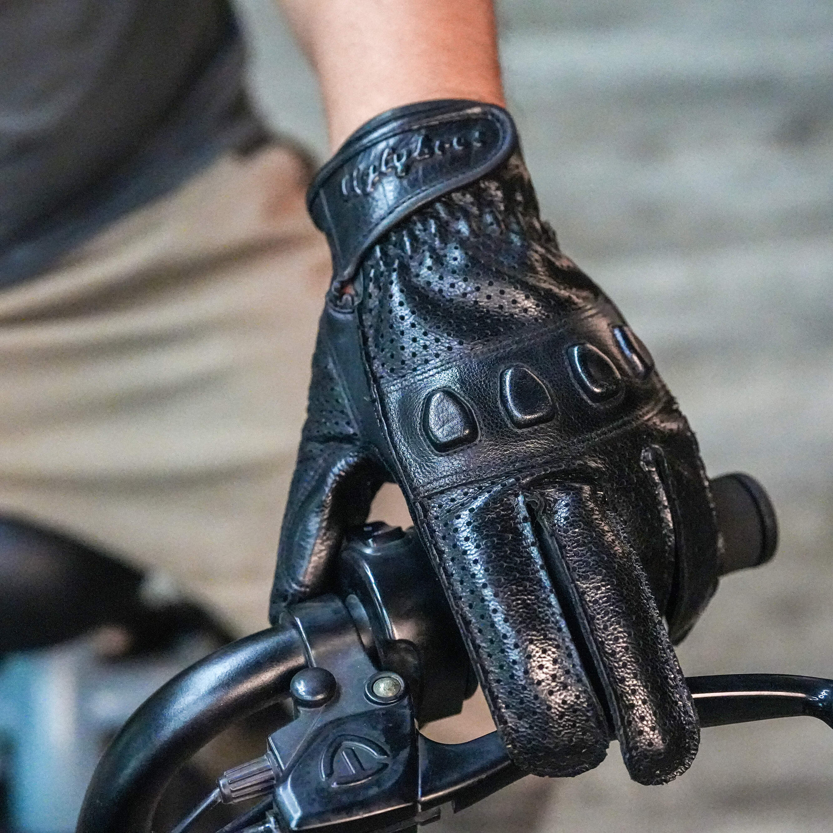 BikerStore Classic Retro Motorcycle Riding Gloves - Touchscreen Thumb and Index, Breathable Perforated Design